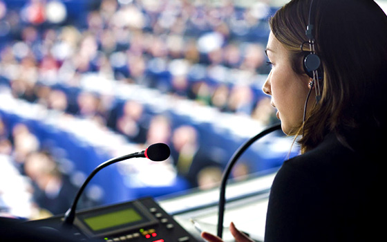 fotografia di interprete simultanea onu parlamento europeo conferenza