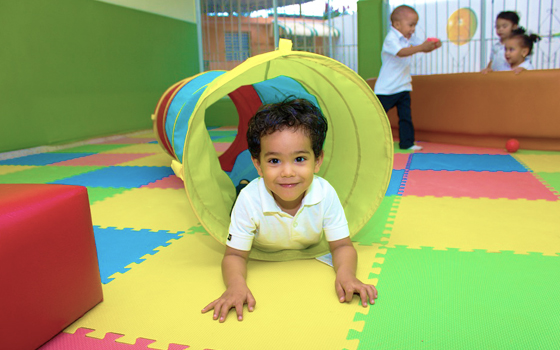 Bambino che gioca a scuola. Interprete LIS.